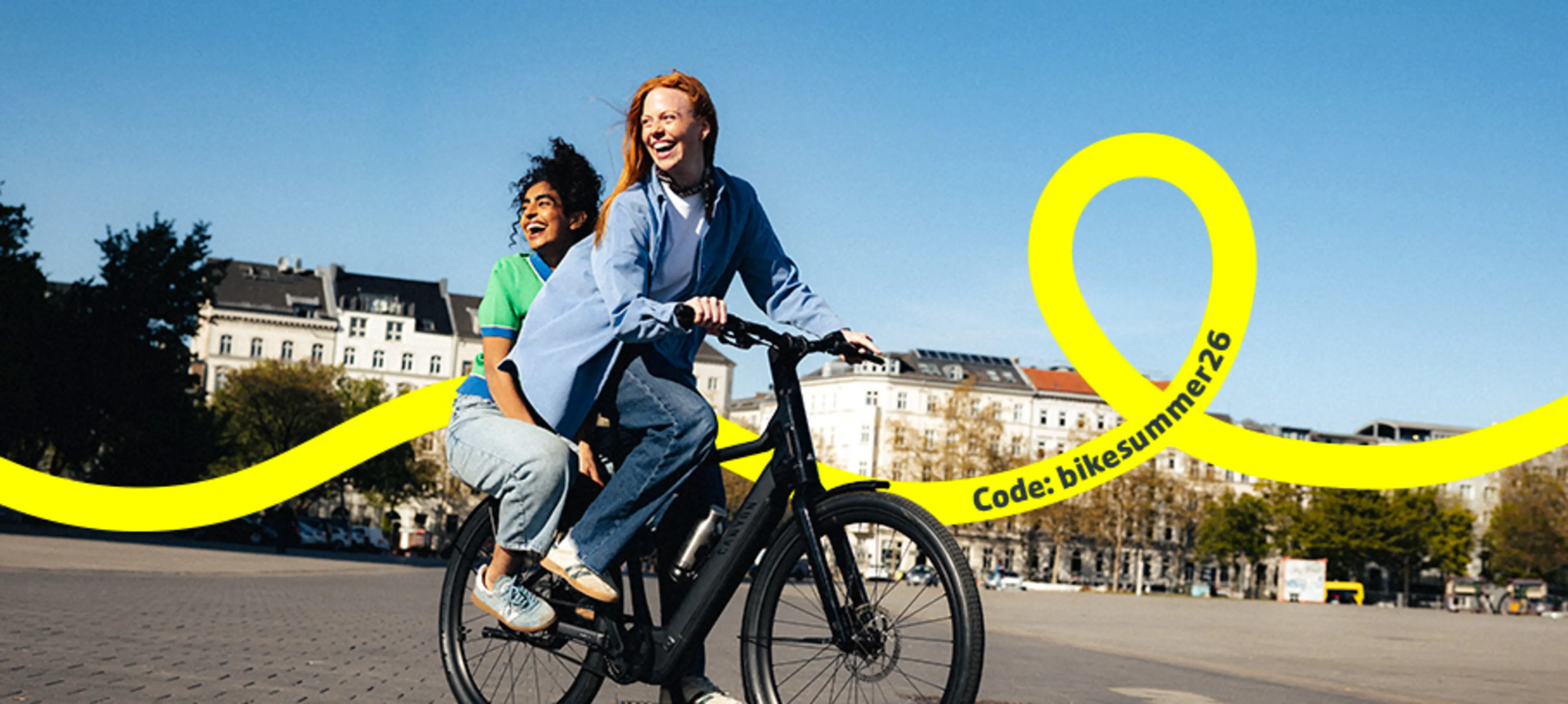 Zwei Menschen sitzen auf einem Fahrrad und teilen einen gemeinsamen Moment