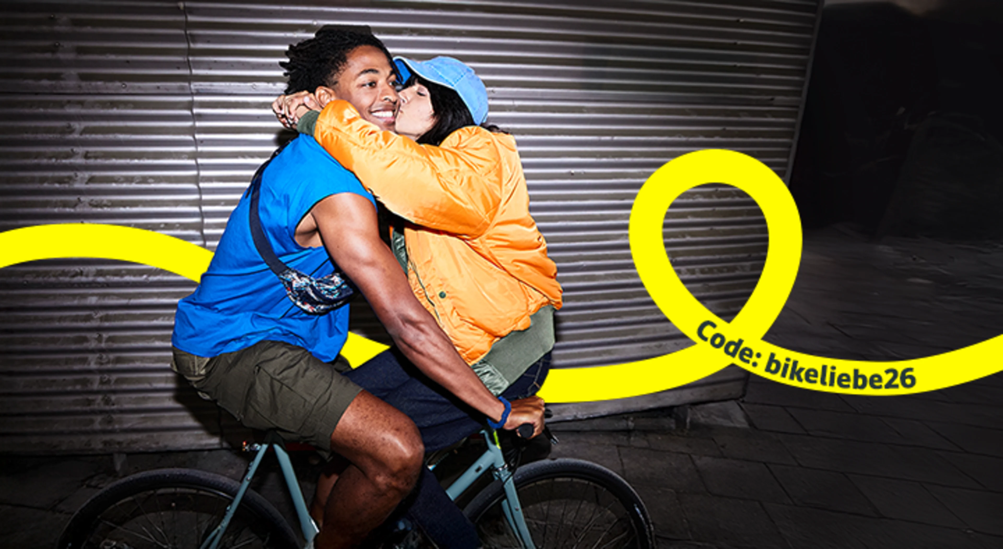 Zwei Menschen sitzen auf einem Fahrrad und teilen einen gemeinsamen Moment