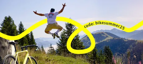 Eine Frau sieht in einen Karton und freut sich über die kostenlose Lieferung.
