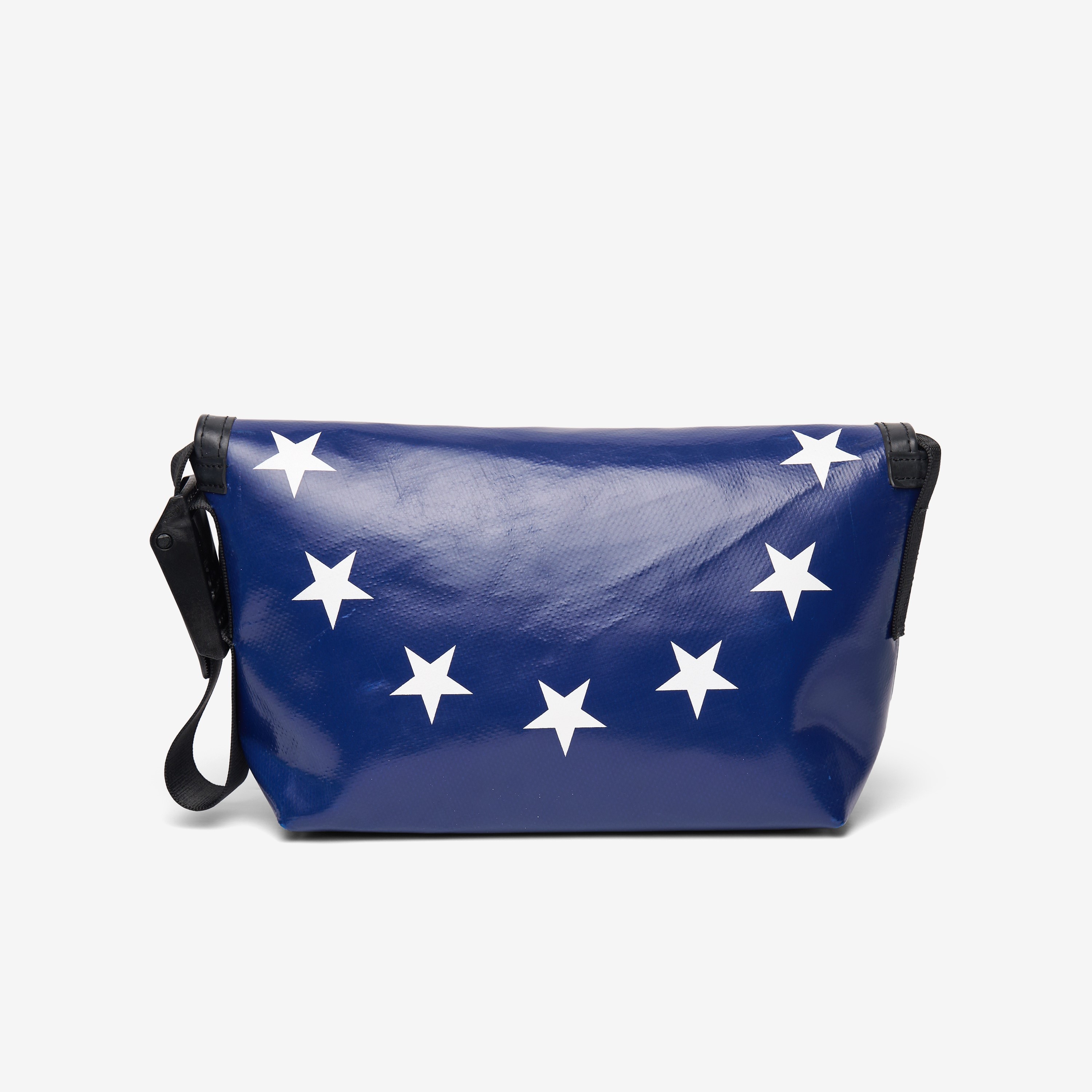 Études Studio Collab: SHAPING SHADES OF BLUE | FREITAG