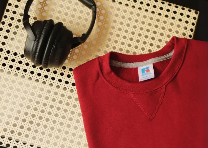 layflat of a RA sweatshirt and headphones