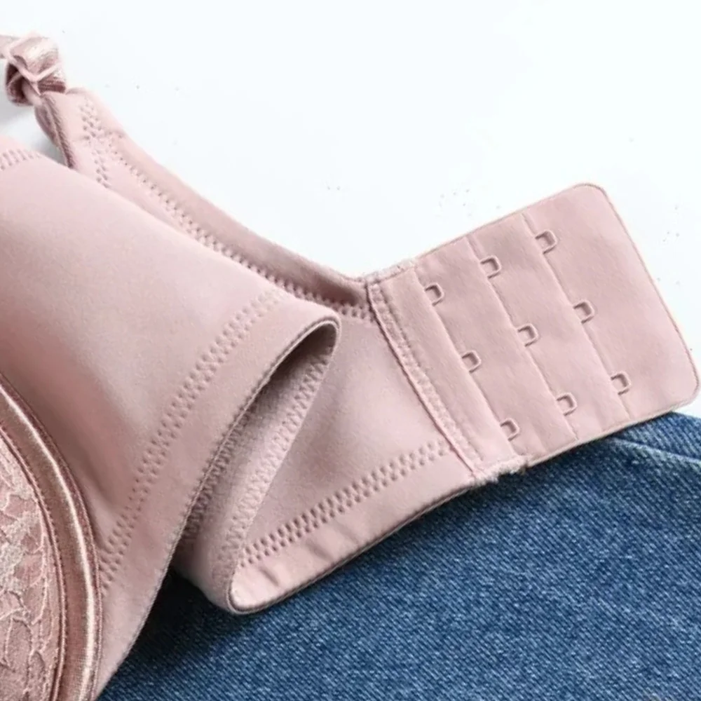 Close‑up: multi‑row hook‑and‑eye closure with smooth wing for a secure, properly fitted band and all‑day comfort.