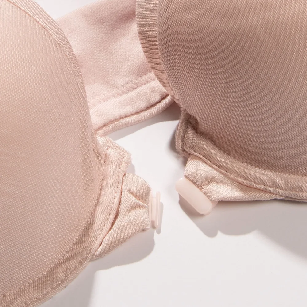 lightly lined cups offer natural contour without bulk. A soft, refined finish pairs with the front‑close design for comfortable all‑day wear.