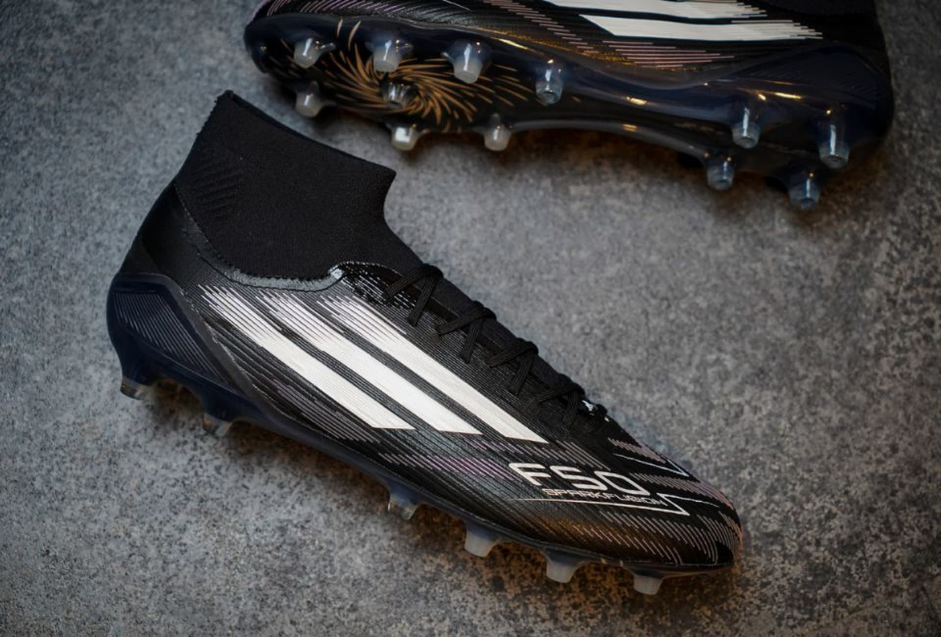 Ein Paar Adidas Electric Stealth Fussballschuhe.