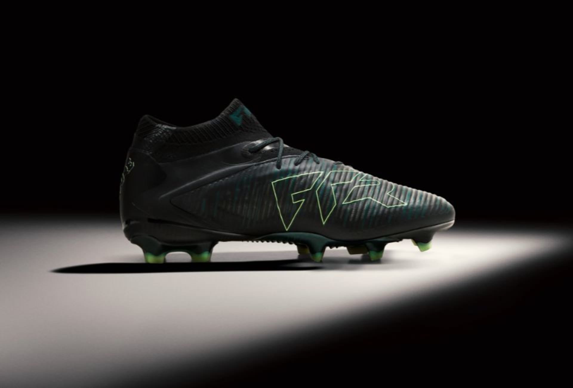 Schwarzer Fussballschuh aus dem Puma Eclipse Pack.