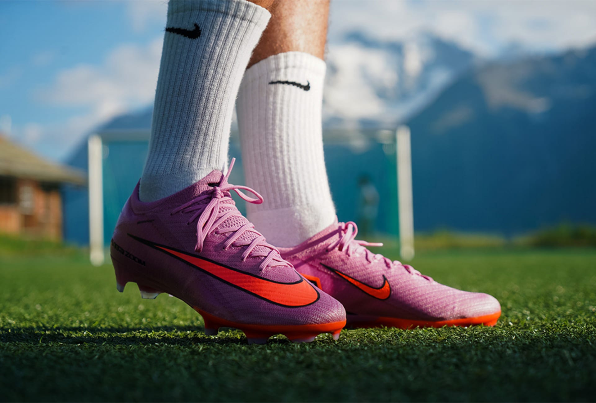 Ein Paar lila Nike Gear Up Fussballschuhe getragen am Fuss.