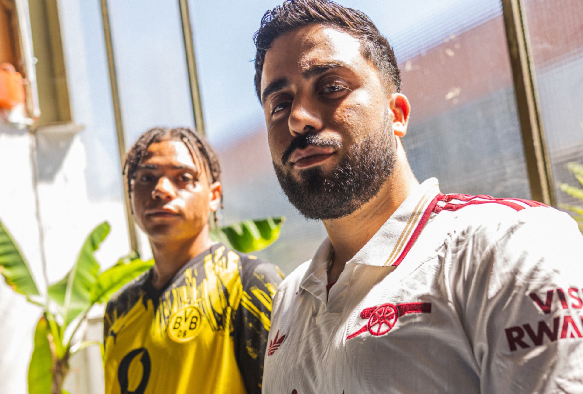 Models tragen Fußballtrikots in einem modernen, urbanen Setting – sportlich und stilbewusst.