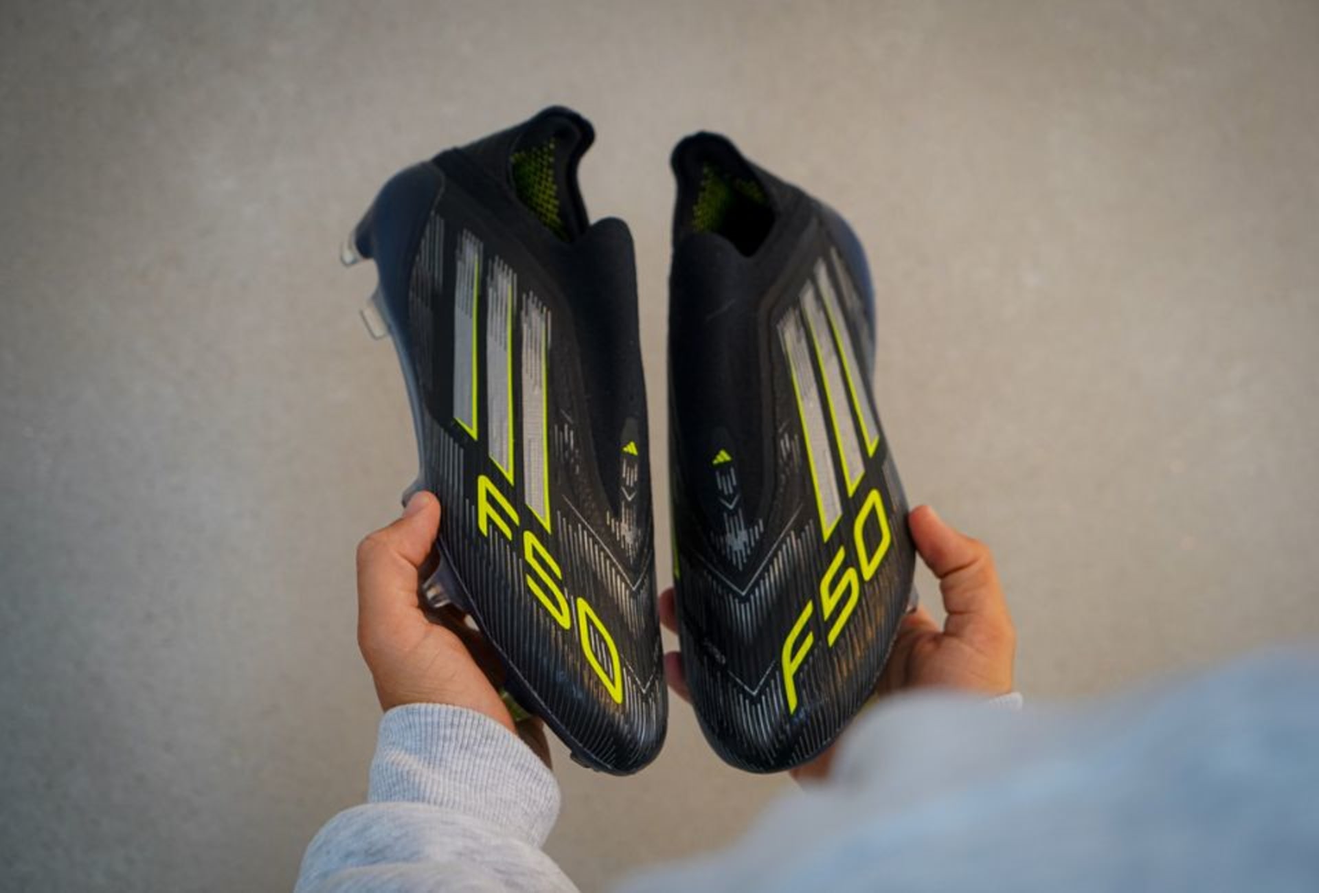 Ein Paar Adidas Electric Stealth Fussballschuhe.