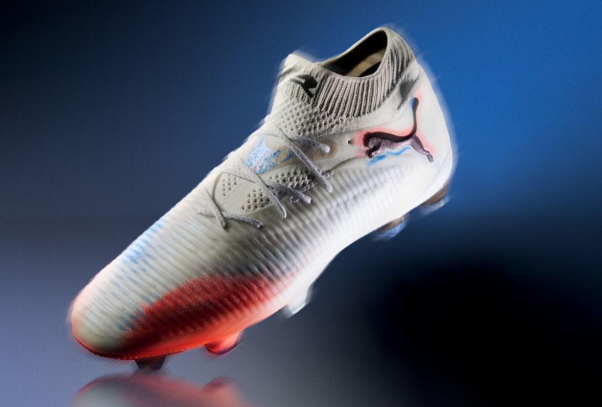 Ein schwebender Puma Untamed Fussballschuh.