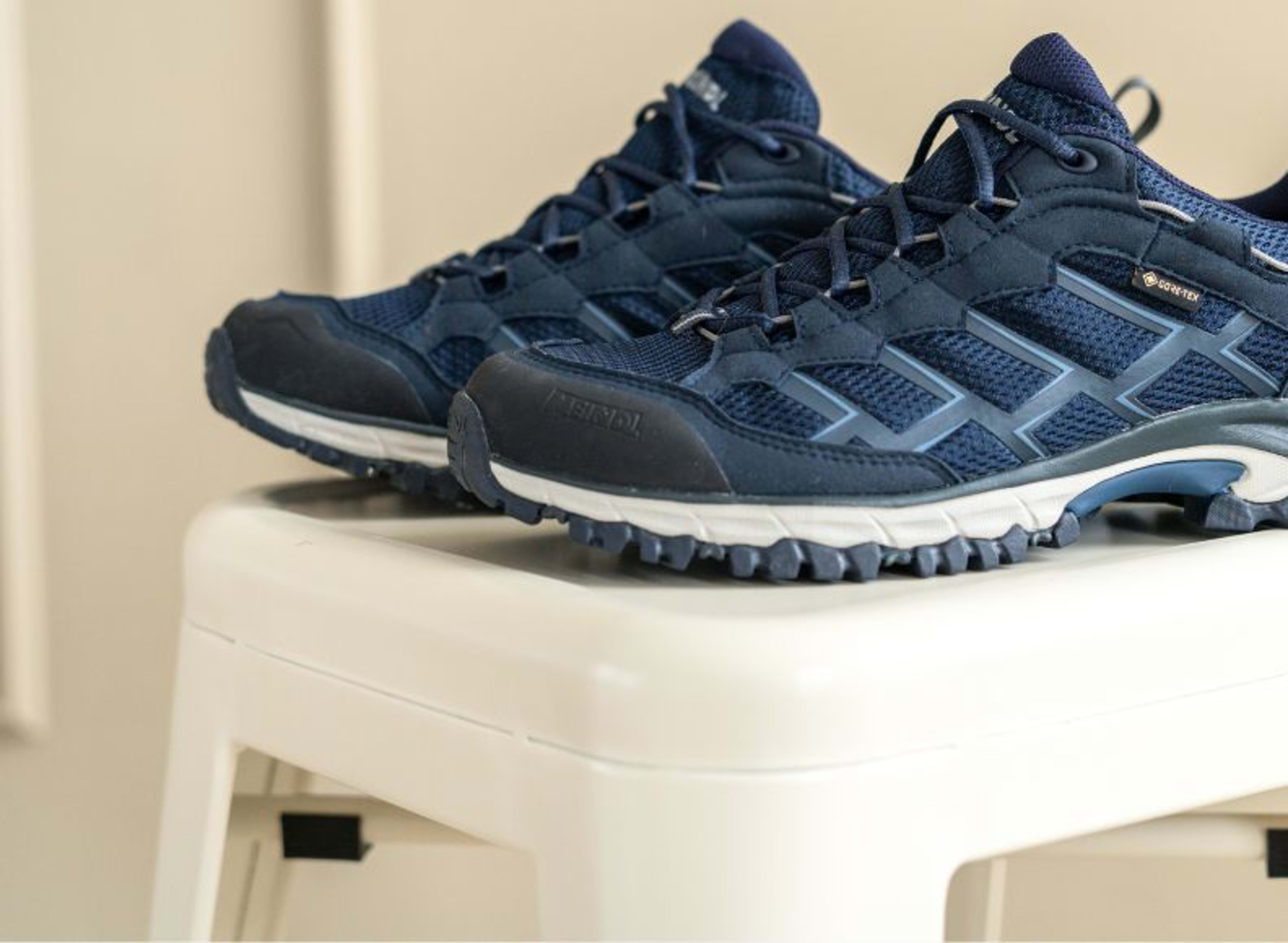 Meindl Outdoor-Halbschuhe fuer Herren in blau und hellblau, Seitenansicht