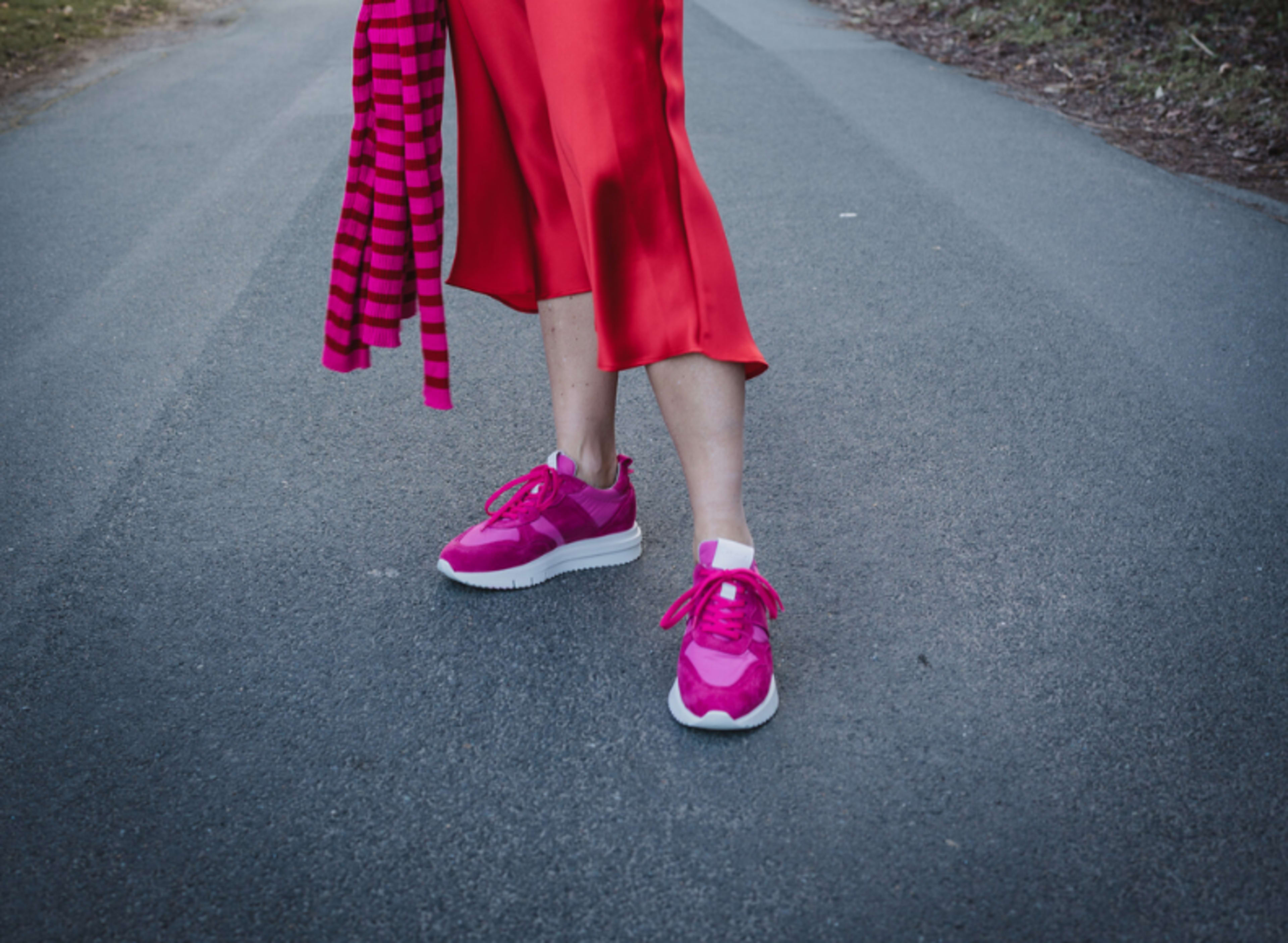 Sneaker in pink fuer Damen am Fuss getragen.