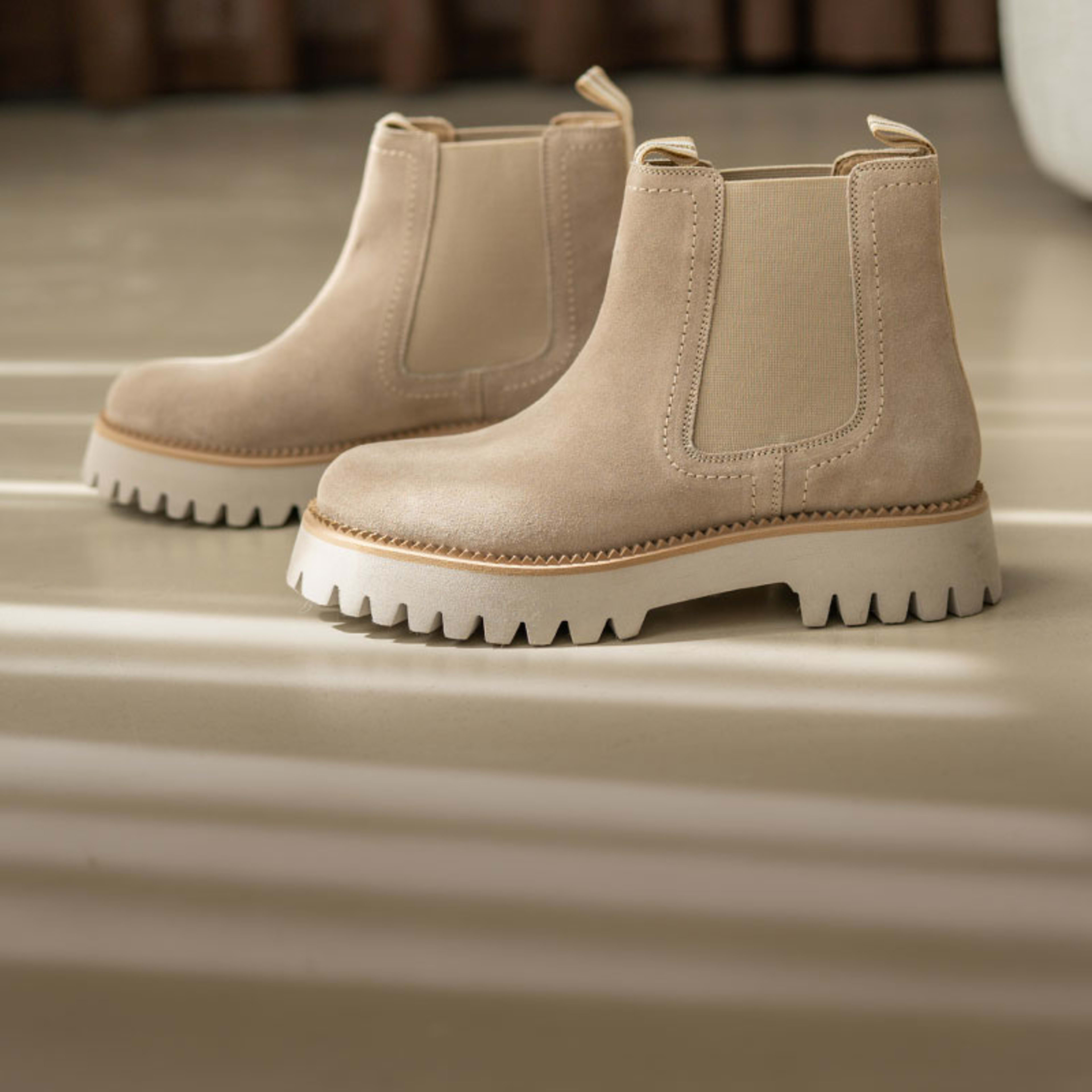 CHELSEA BOOTS