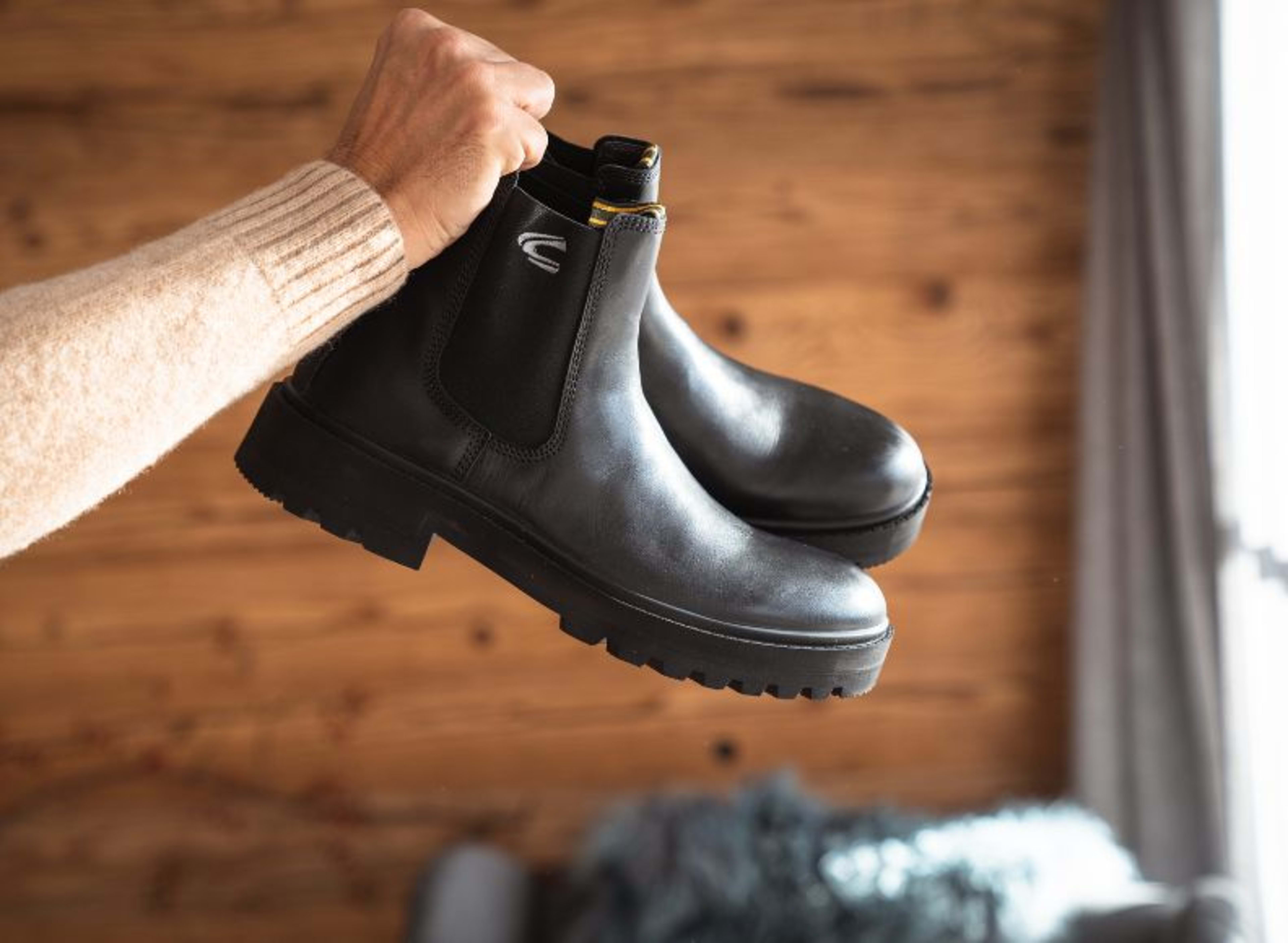 Schwarze Sneaker fuer Herren mit Schnuersenkeln.