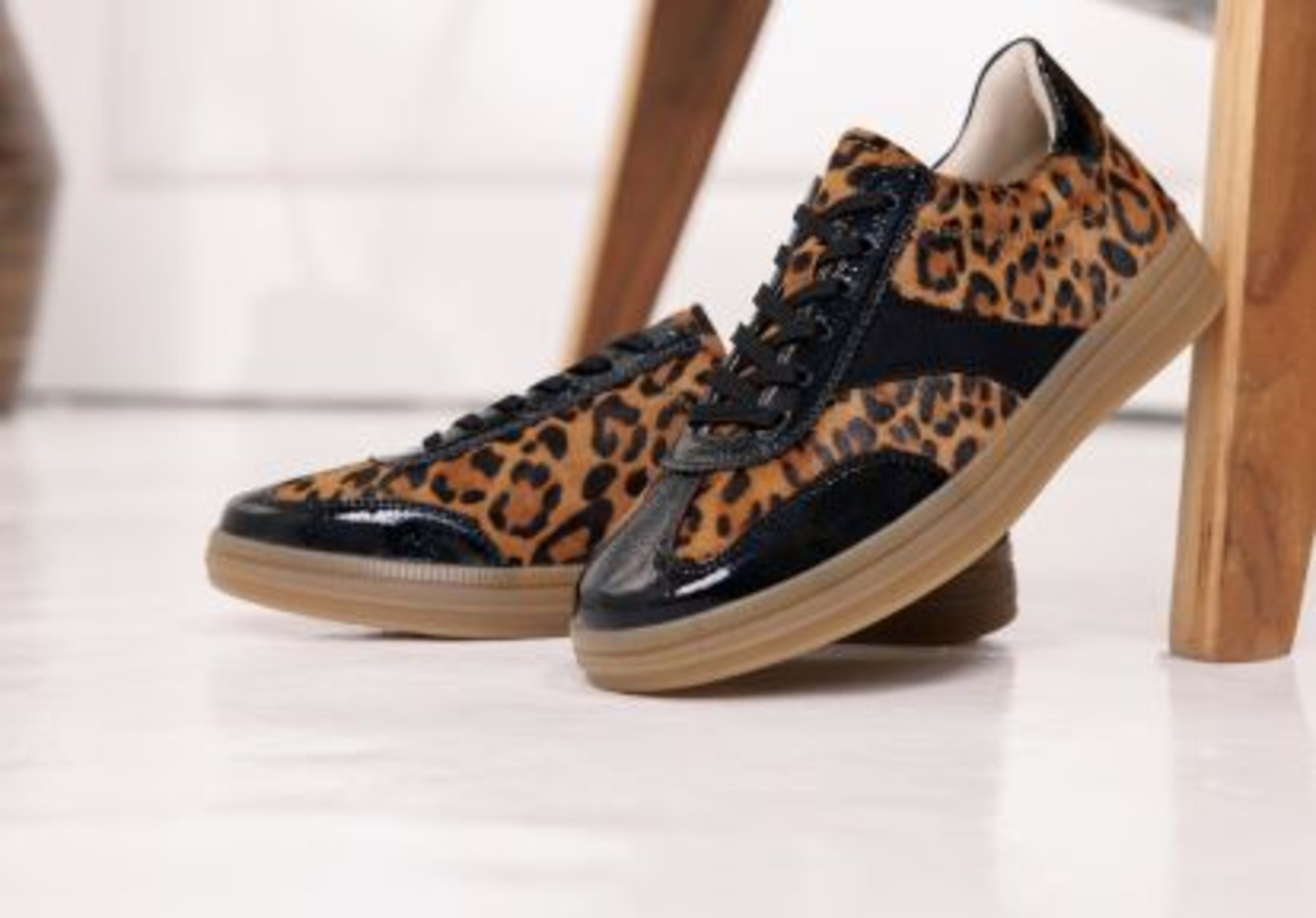 Remonte Sneaker im Leopardenmuster mit schwarzem Lackleder – modische Damen Herbst/Winter Schuhe.