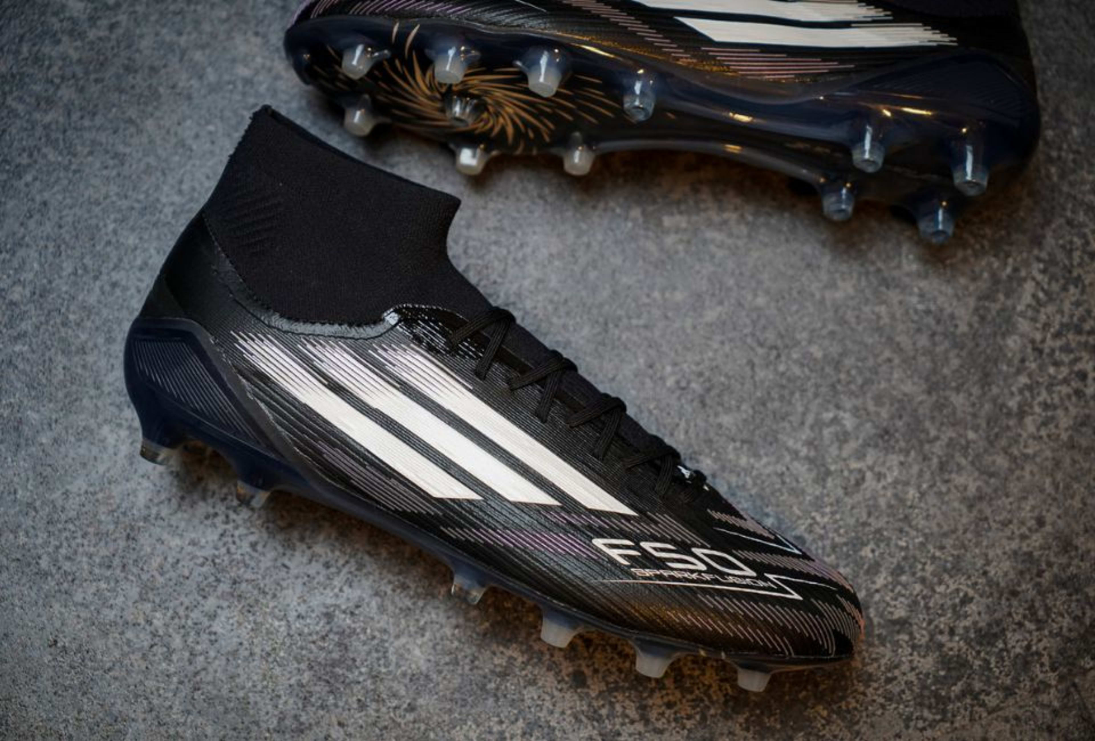 Ein adidas Electric Stealth Fussballschuh.