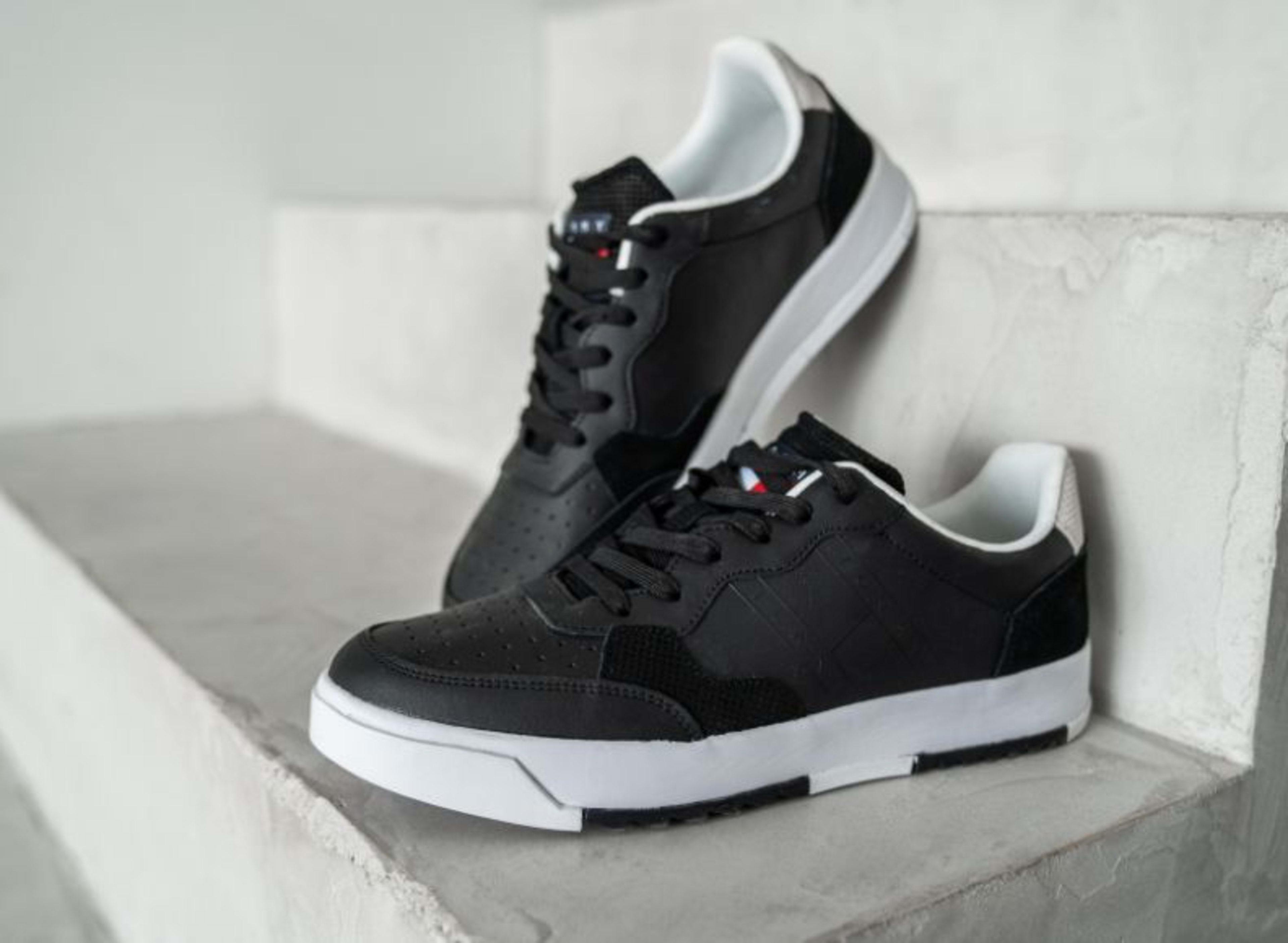 Schwarze Sneaker fuer Herren mit Schnuersenkeln.