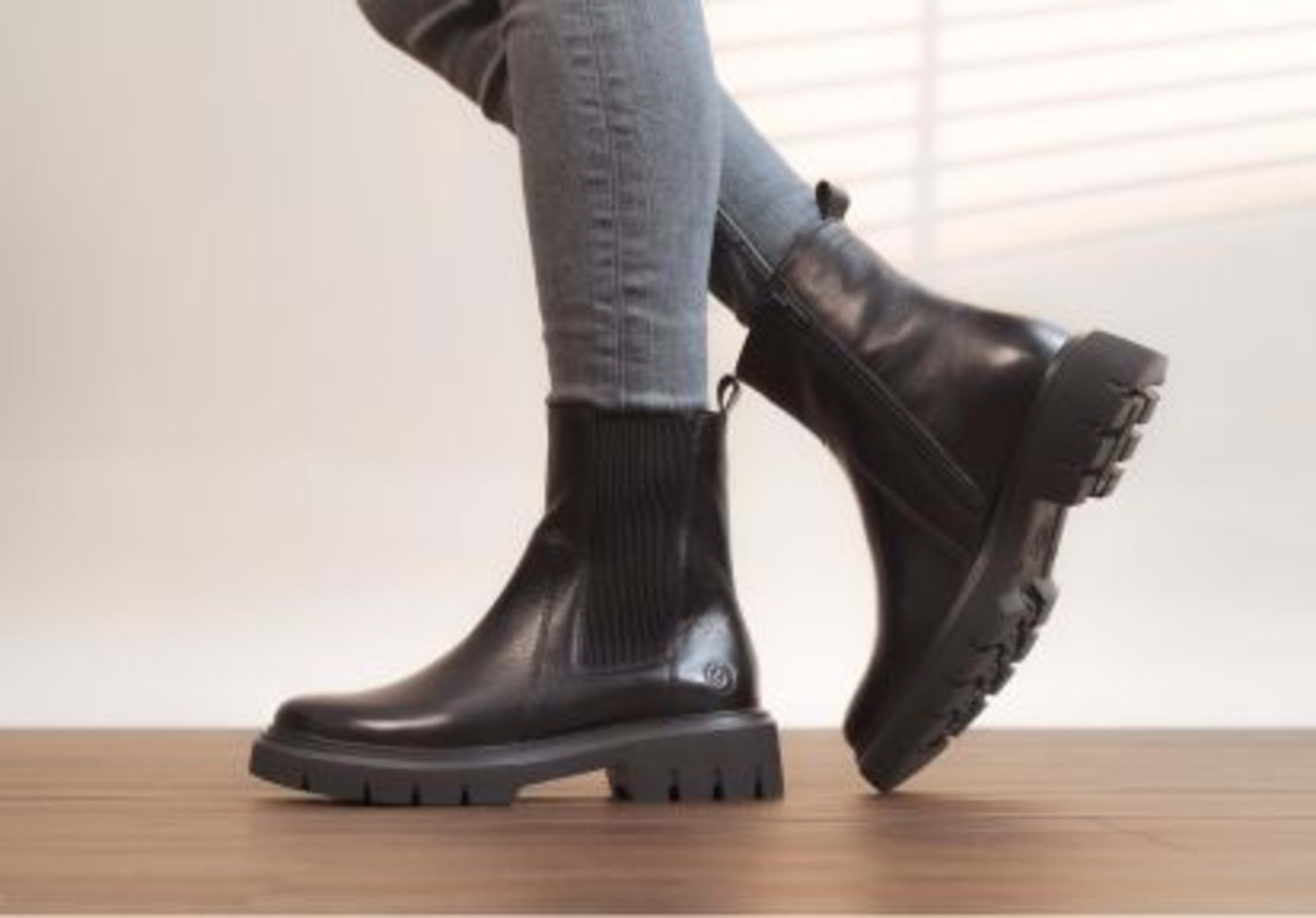 Schwarze Remonte Chelsea Boots mit dicker Laufsohle – modische Herbst/Winter Schuhe für Damen