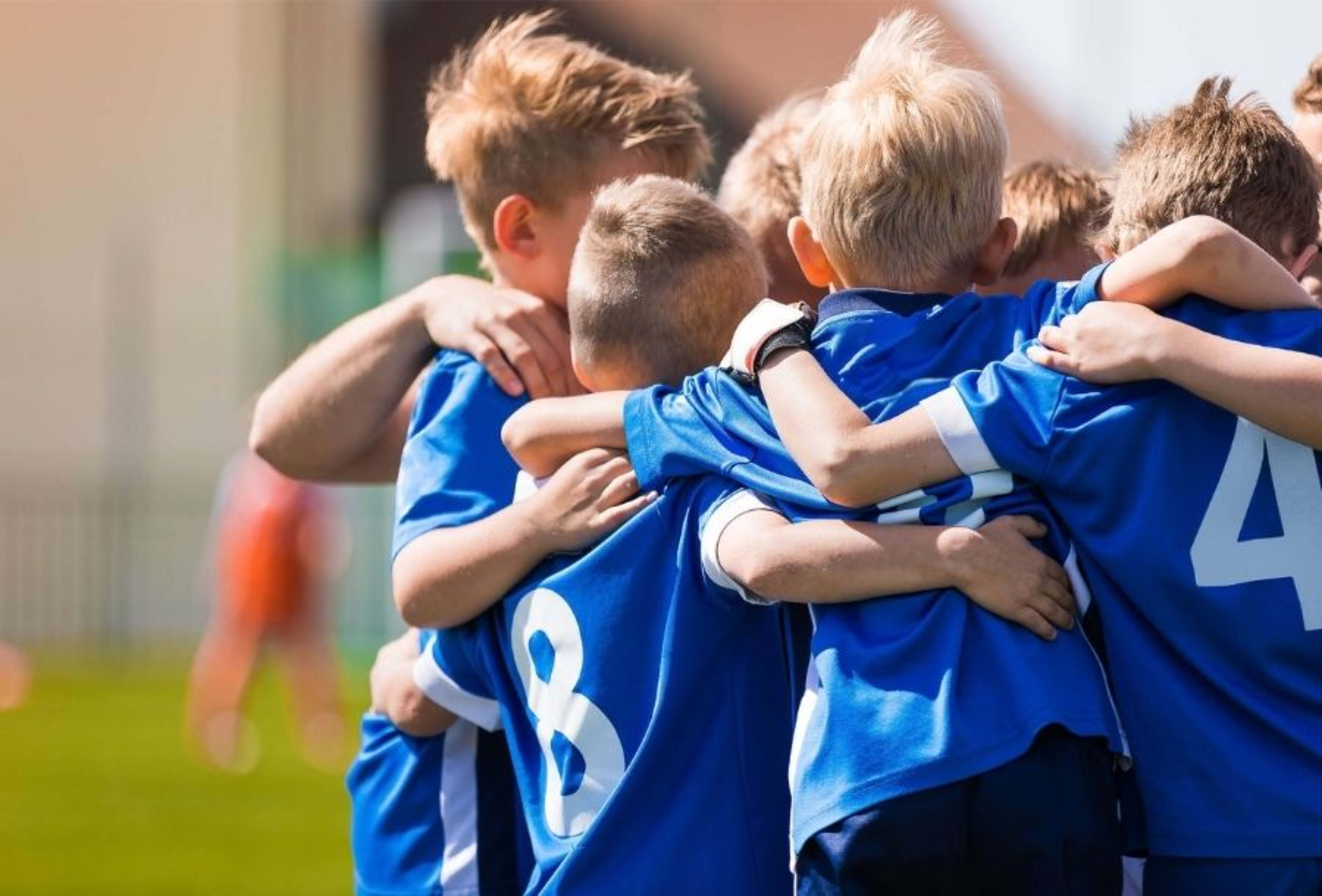 Eine Jungs-Mannschaft in blauen Fussballtrikots.