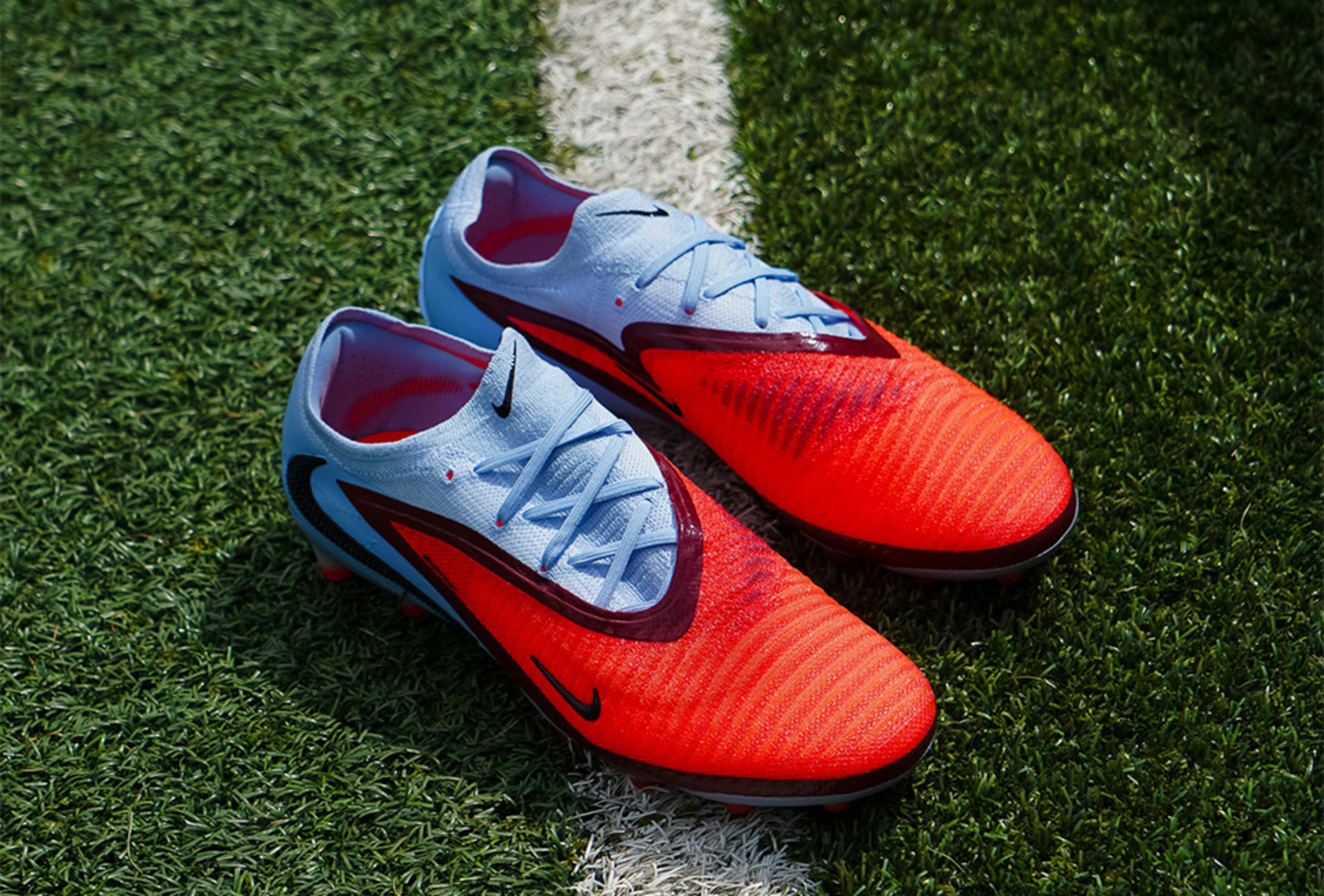 Ein Paar Nike Scary Good Fussballschuhe stehen auf dem Rasenplatz.
