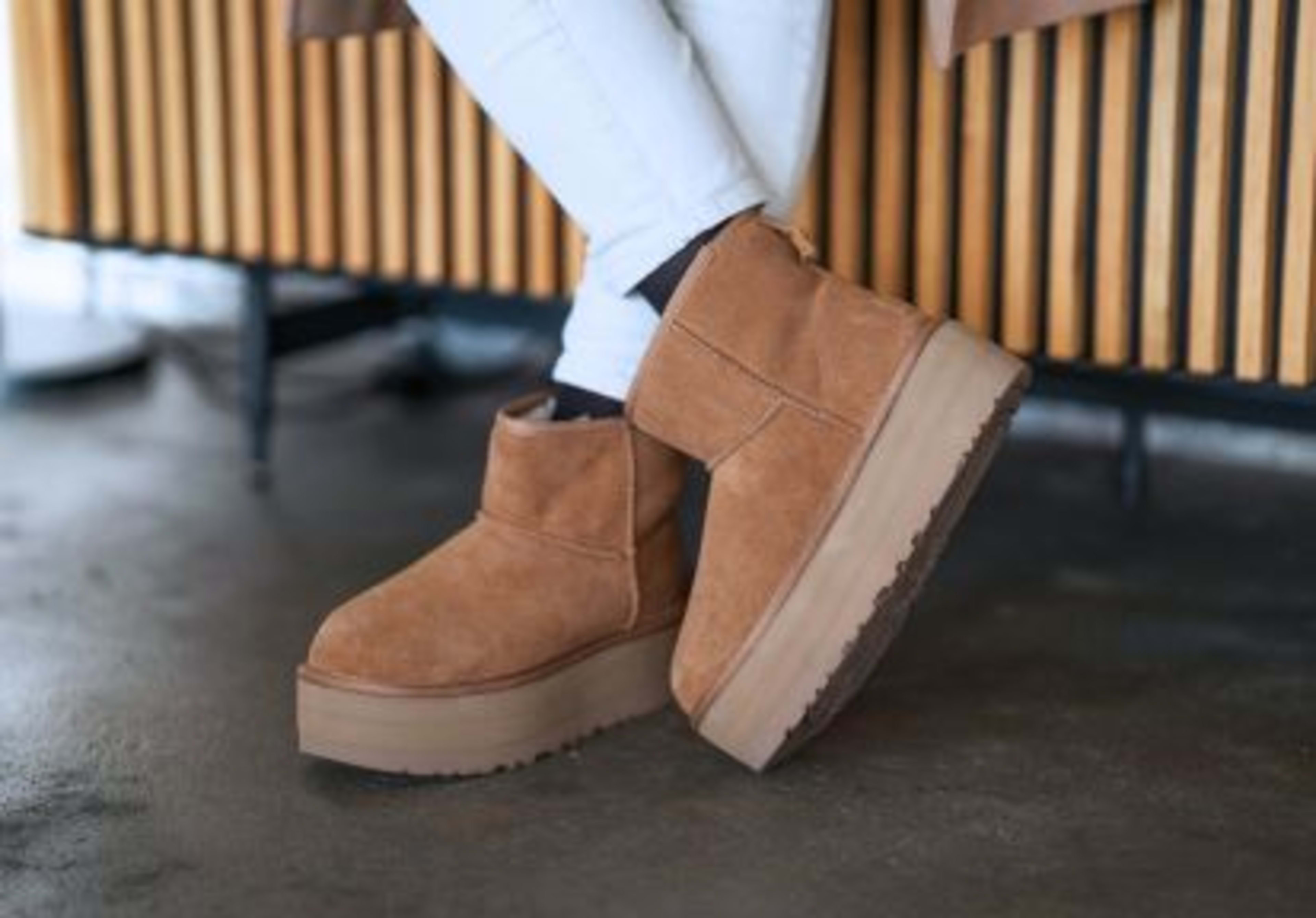 Frau traegt Mini Ugg Boots in beige.
