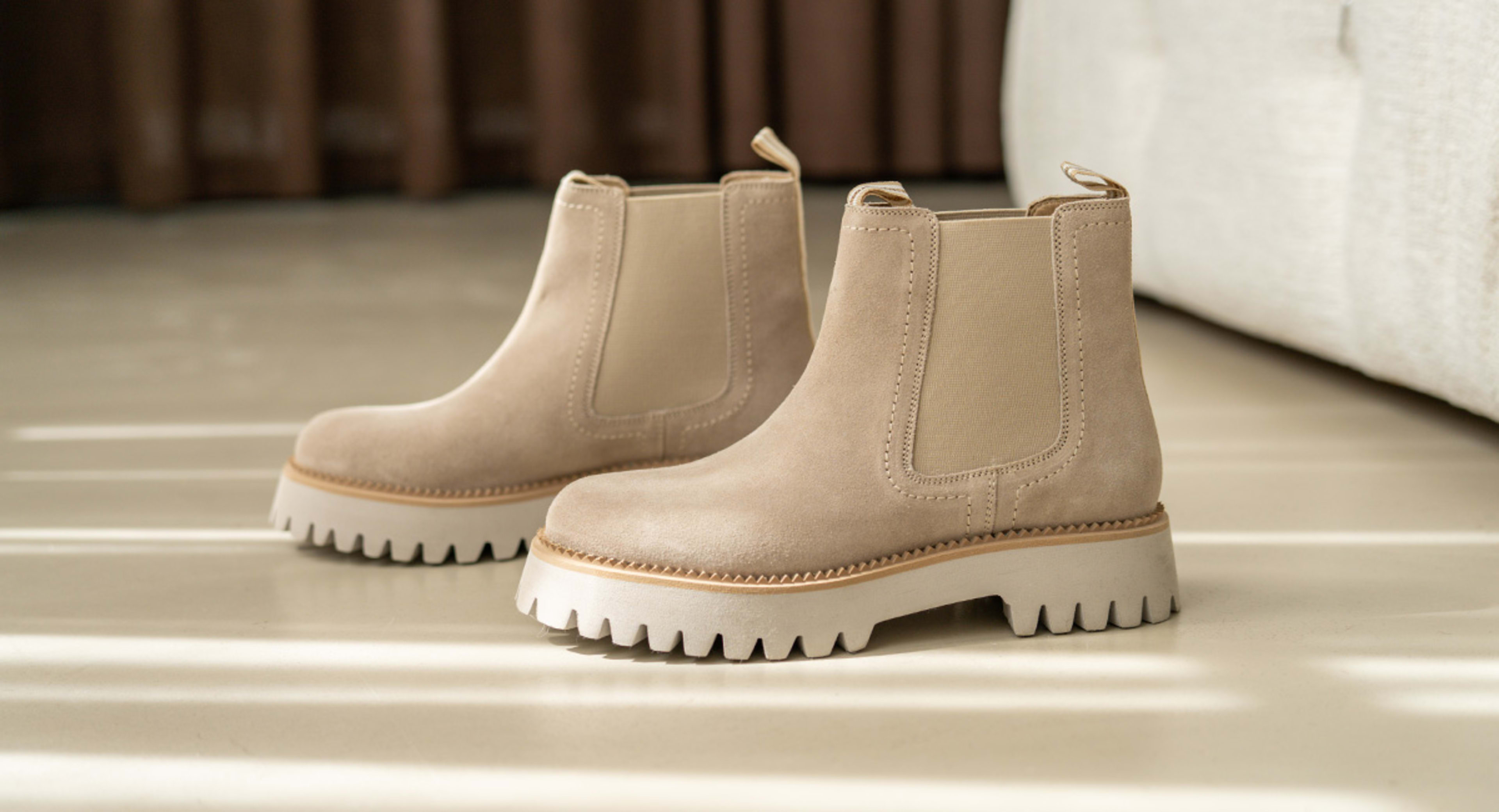 CHELSEA BOOTS