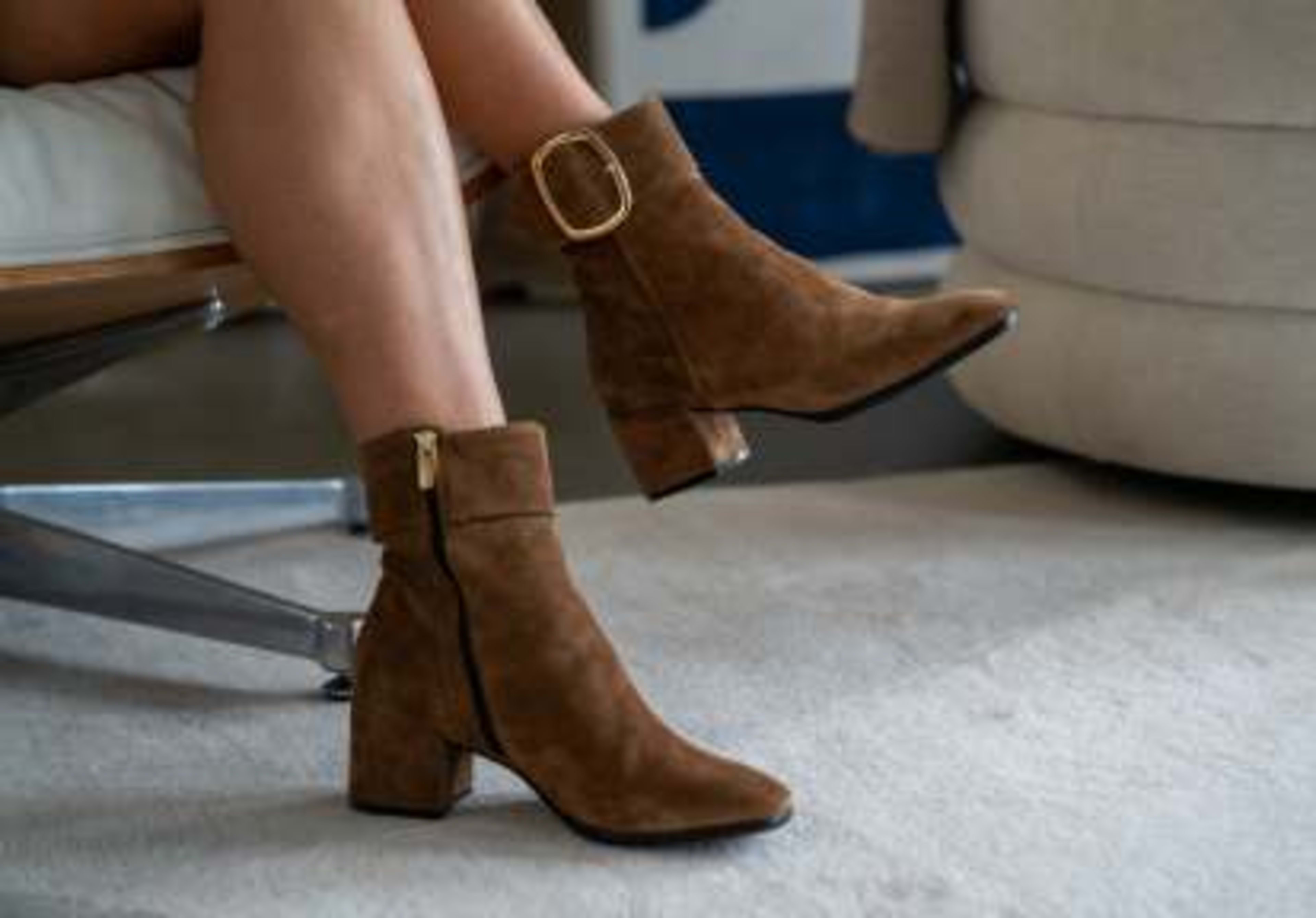 Braune Stiefeletten fuer Damen.