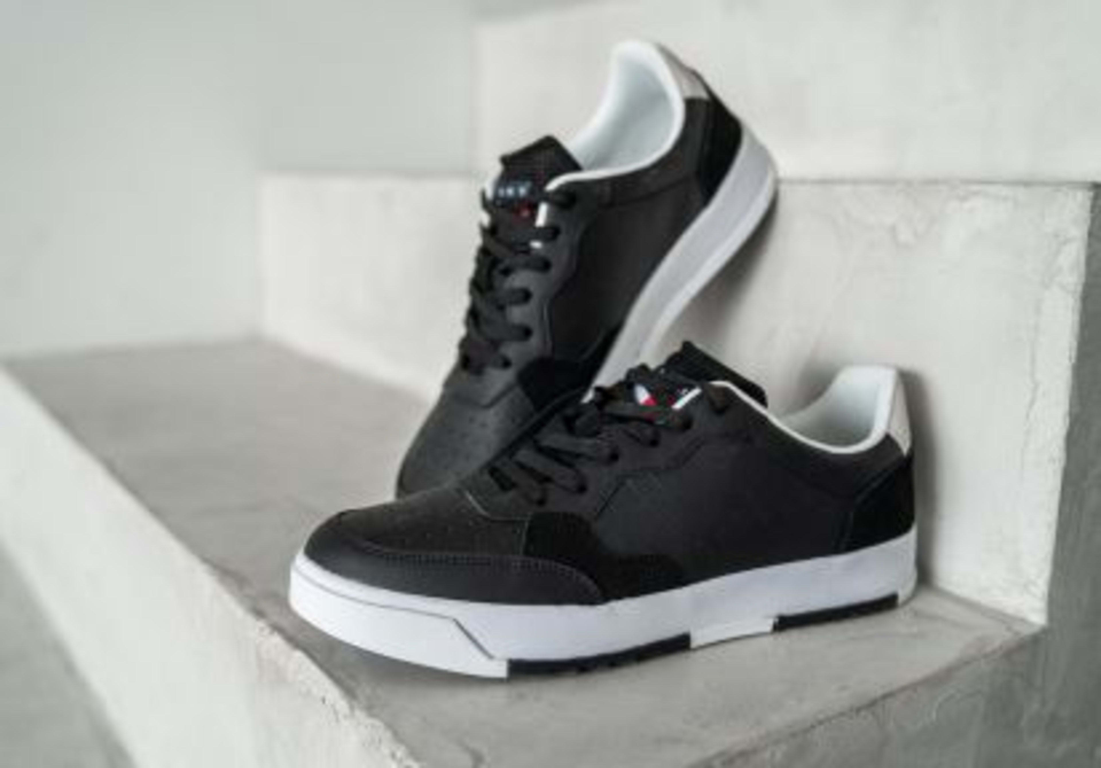 Schwarze Sneaker fuer Herren mit Schnuersenkeln.