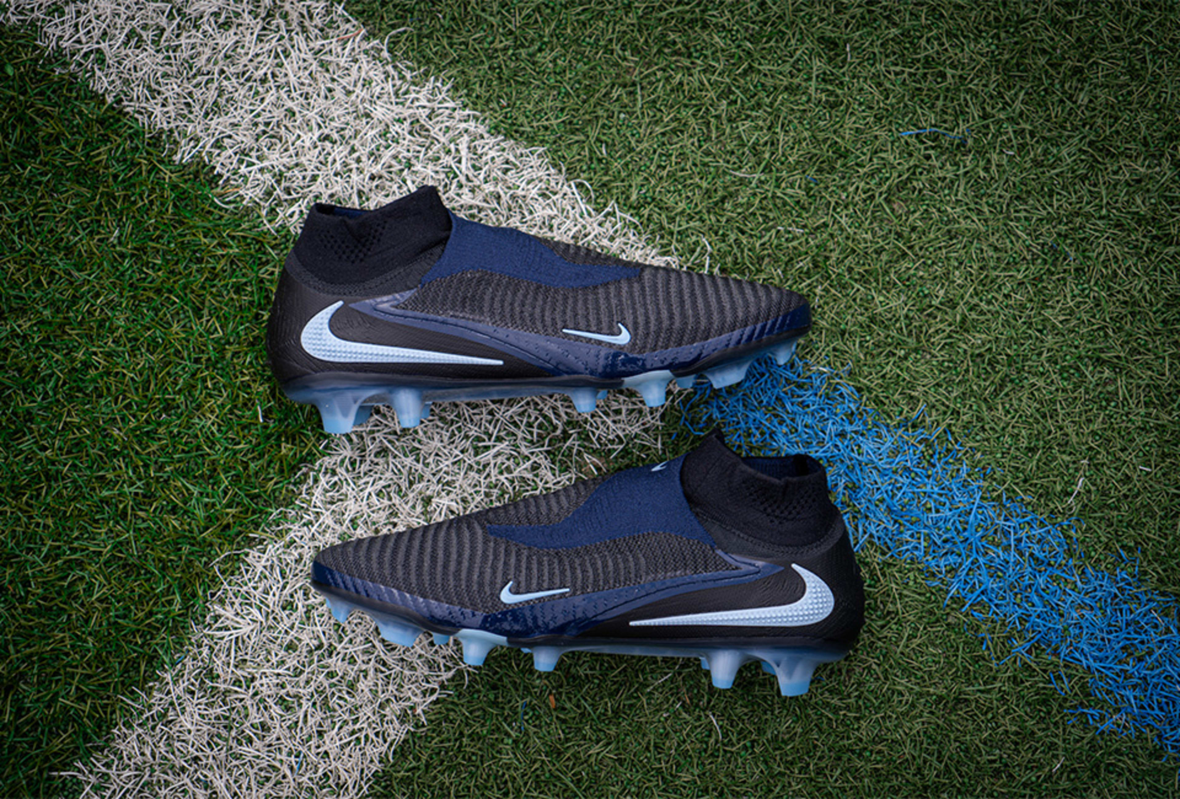 Ein paar Nike Shadow Fussballschuhe in schwarz.