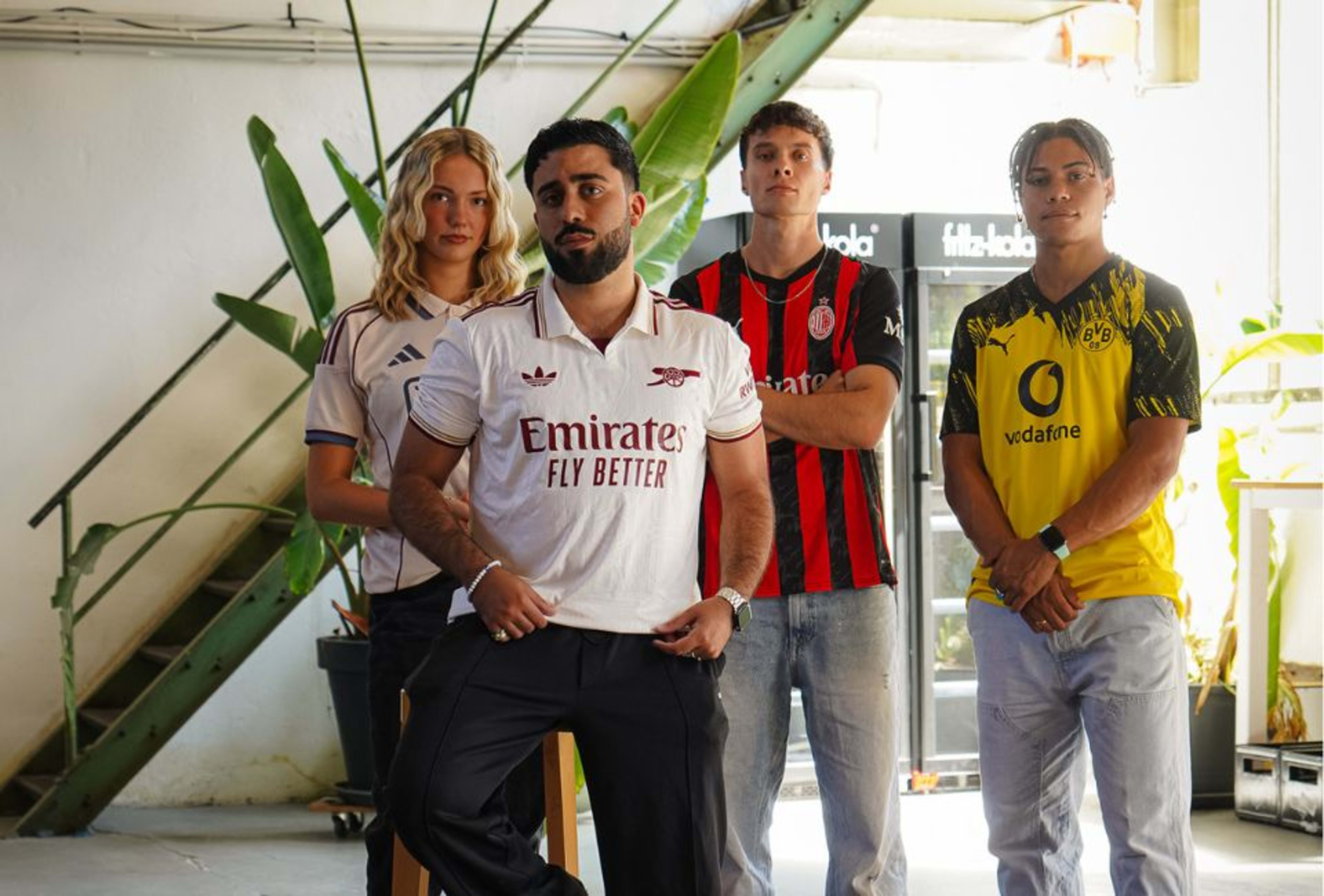 Vier Personen in Fussballtrikots.