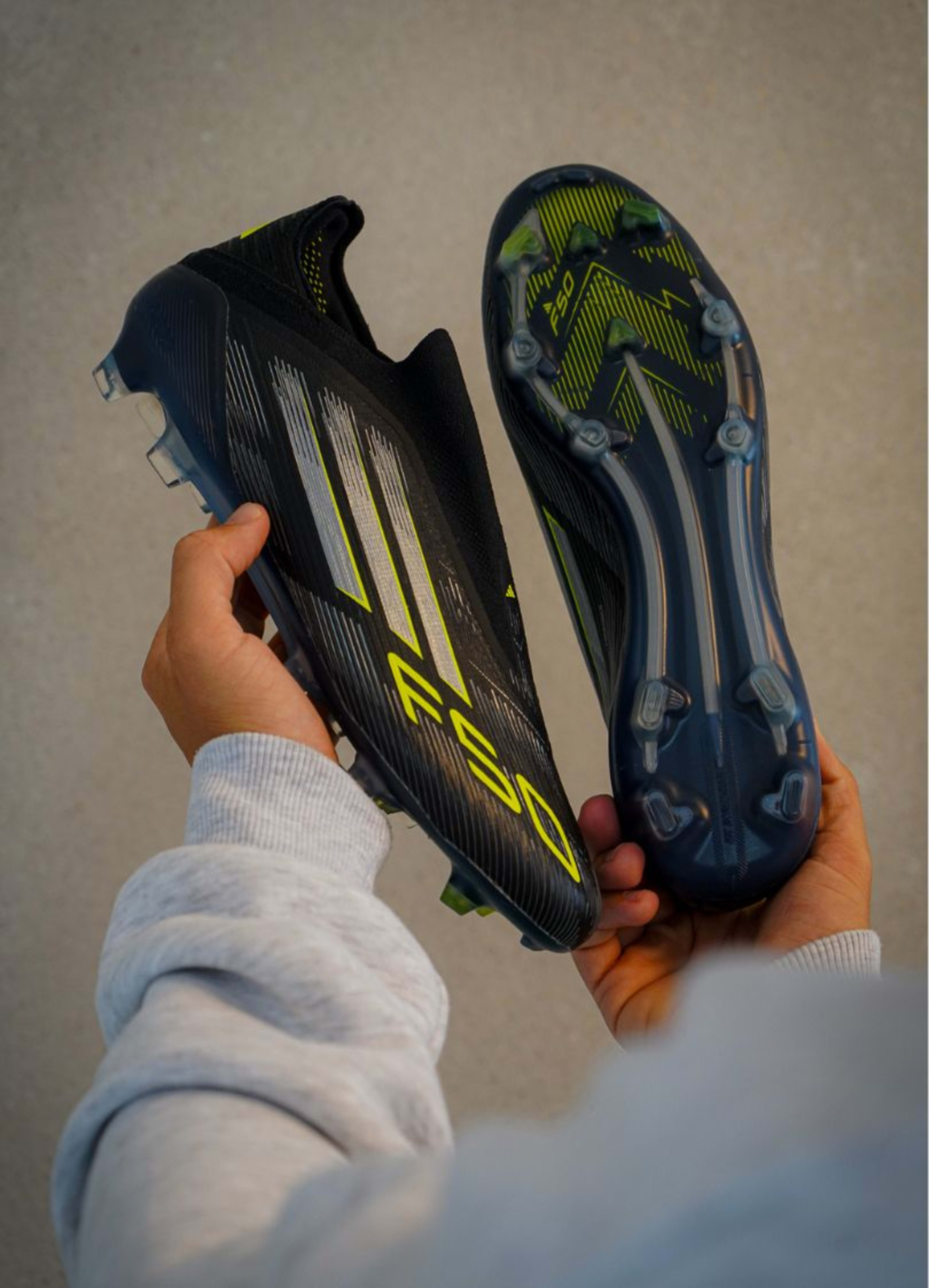 Ein Paar Adidas Electric Stealth Fussballschuhe.