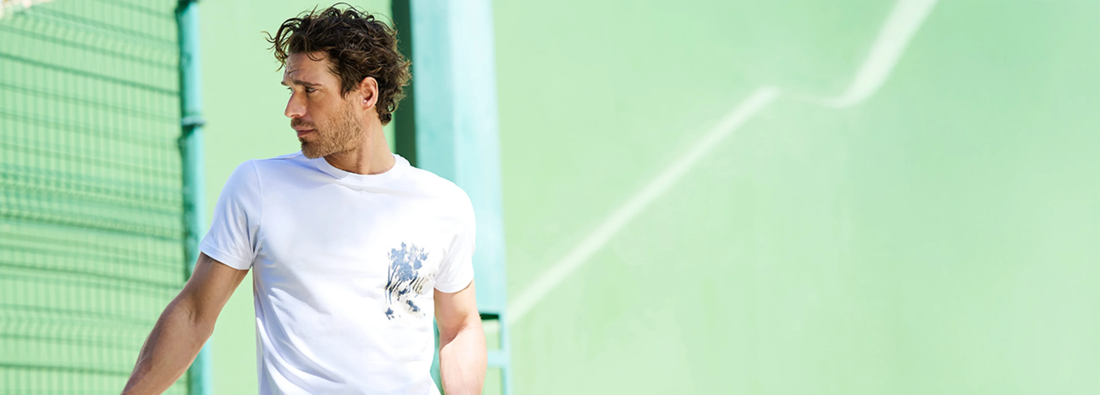 Modisches Poloshirt für Herren mit besonderem Kragen in Braunbeige - klassisch und stilvoll