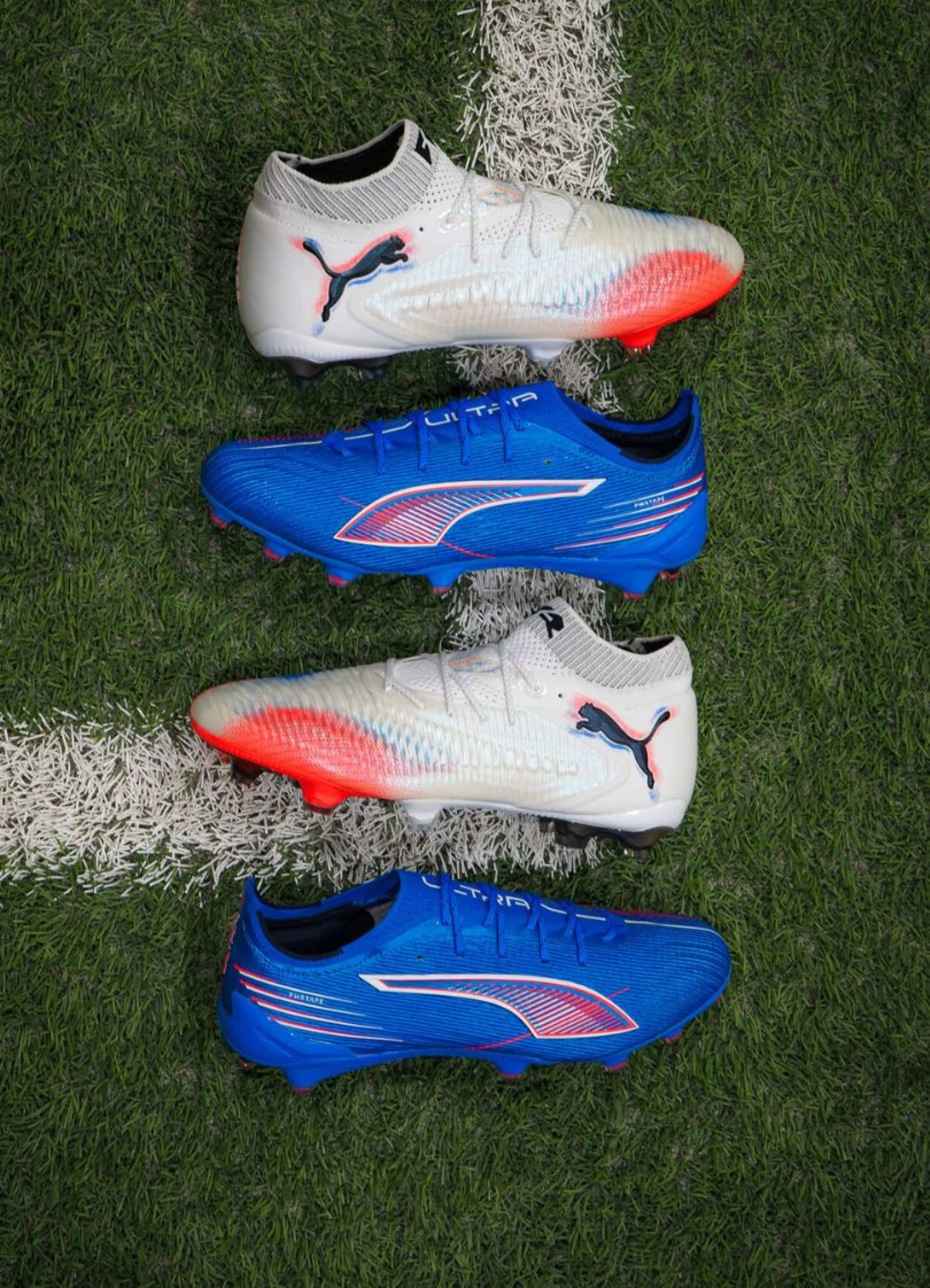 Zwei Paar Puma Untamed Fussballschuhe auf einem Rasenplatz.