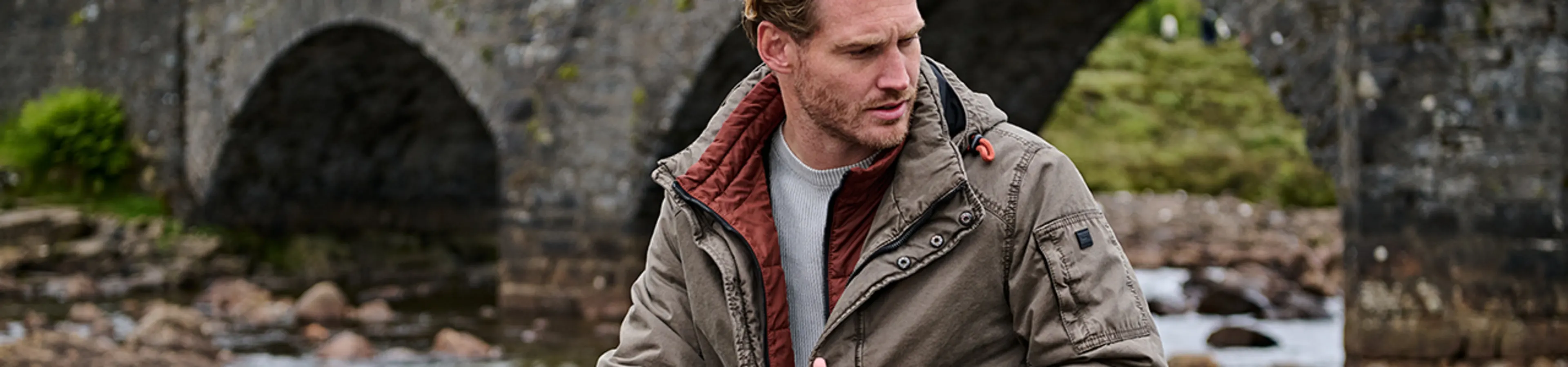 Moderne Lederjacke für Herren in Braun, kombiniert mit einem Strickpullover - funktional und stylisch