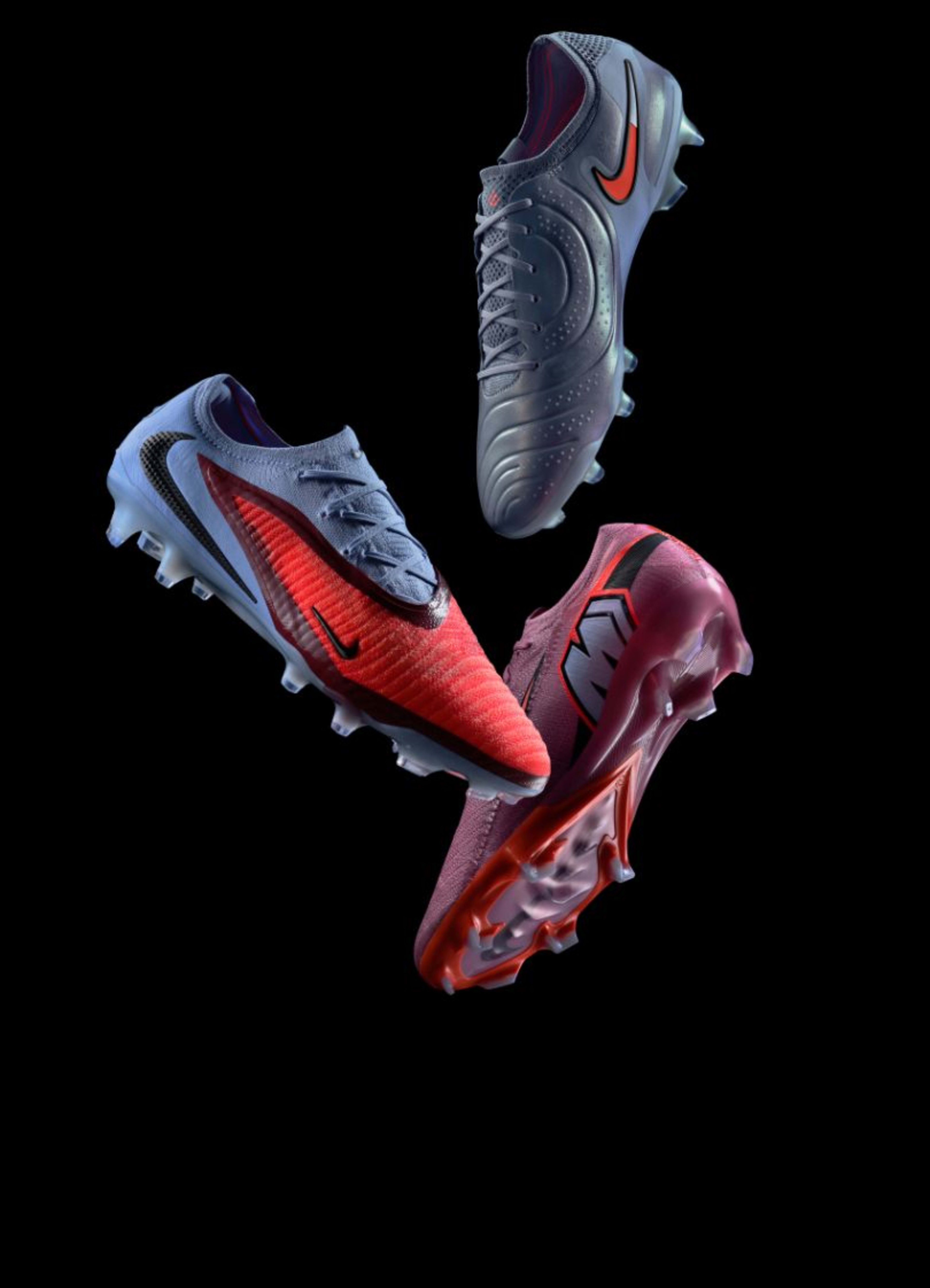 Dre Paar Nike Scary Good Fussballschuhe schweben in der Luft.