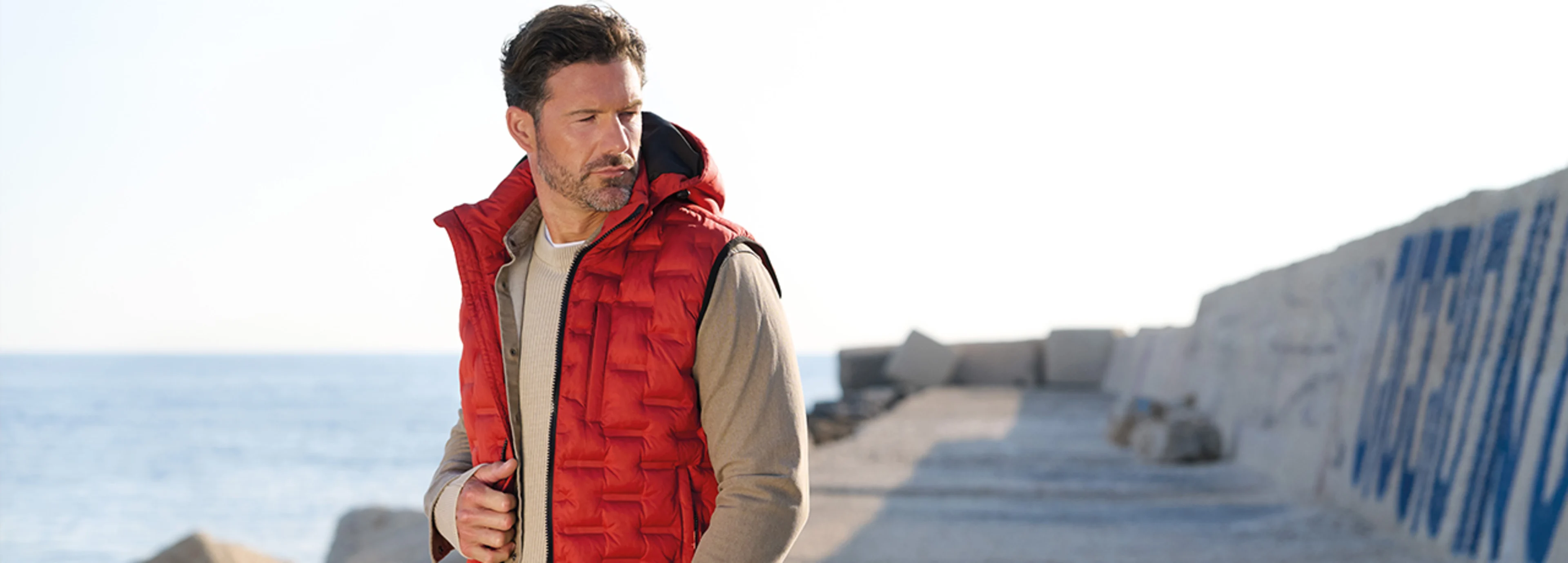 Leichte oder wattierte Westen – vielseitige Layering-Pieces für moderne Looks.