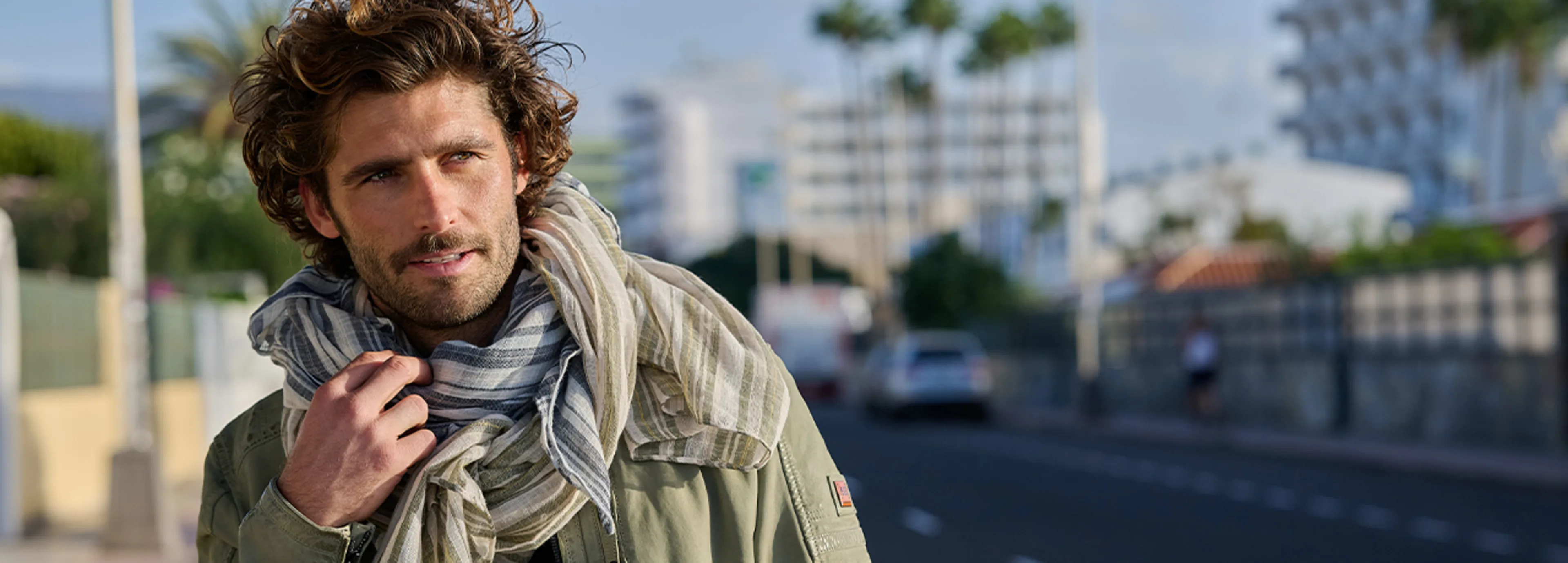 Schals für Herren – wärmend, stylisch und das perfekte Finish für jedes Outfit.