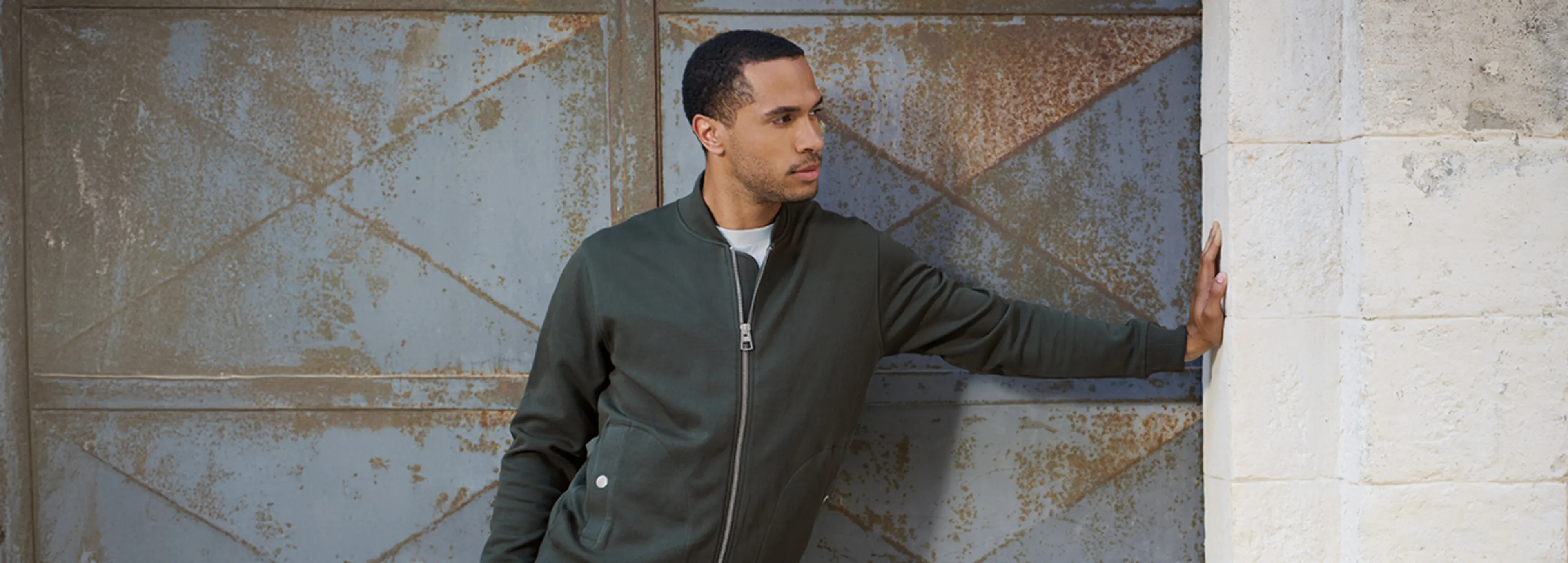 Neue Strick & Sweat Artikel für Herren, stilvolle Pullover, Sweatshirts und Cardigans ideal für einen sportlich-eleganten Look.