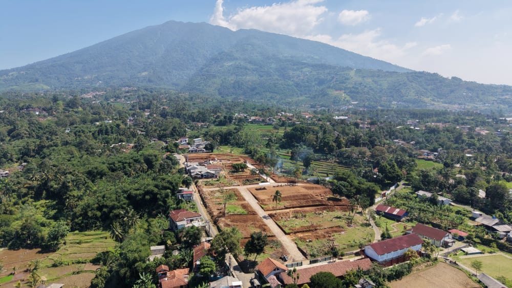 Foto drone lokasi kavling dengan view Gunung Salak