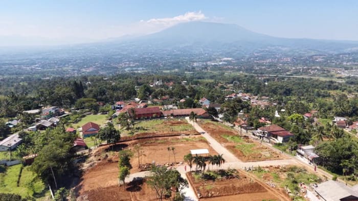 Foto drone aerial kawasan dengan pemandangan lembah