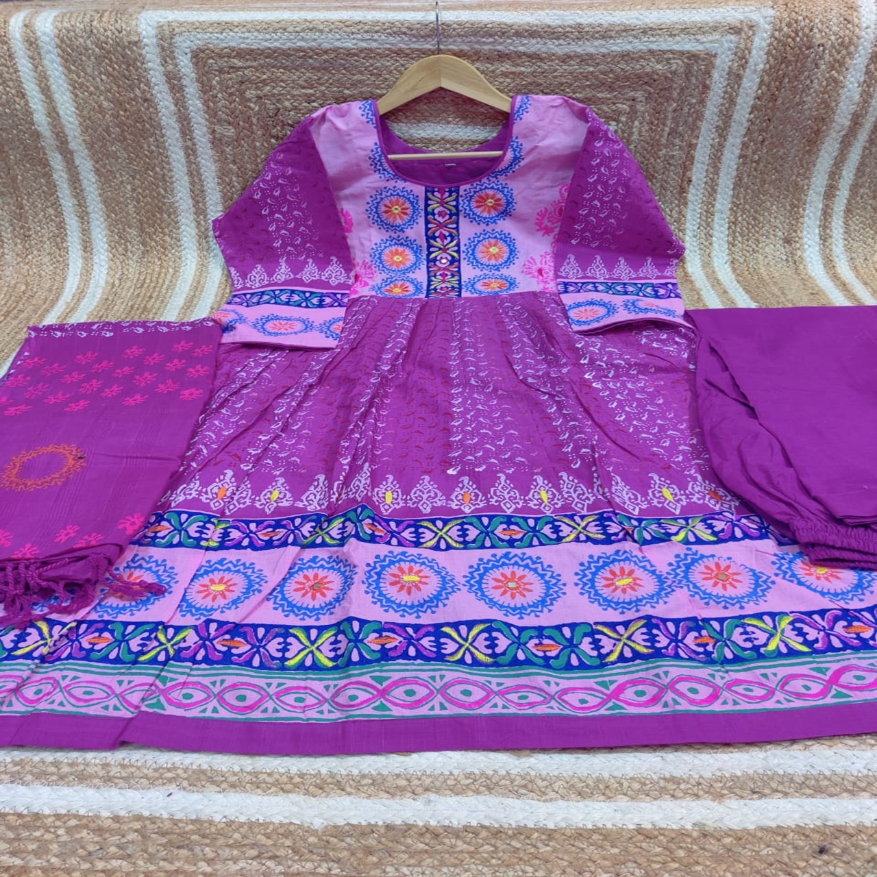 পার্পল ফ্লোরাল হ্যান্ডওয়ার্ক থ্রি-পিস