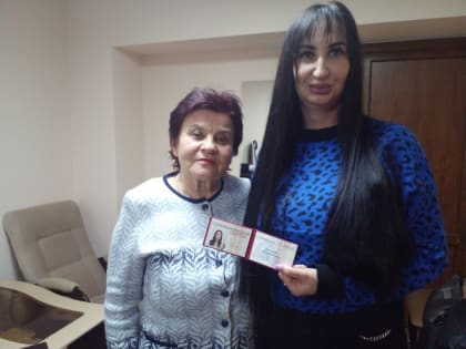 Вручение билетов новым членам партии