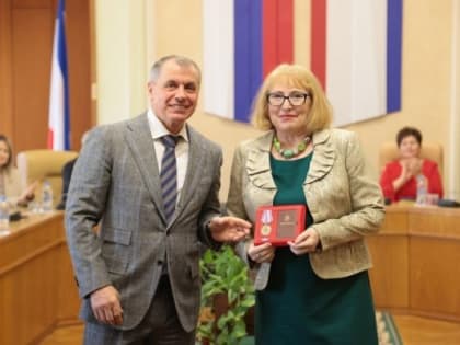 В Государственном Совете наградили крымчанок, внесших значительный вклад в развитие республики