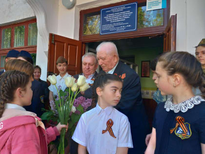 МБОУ «Красногвардейская школа №1 линейка ко Дню Победы