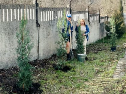 На территории завода «Крымпласт» в Симферополе высадили деревья