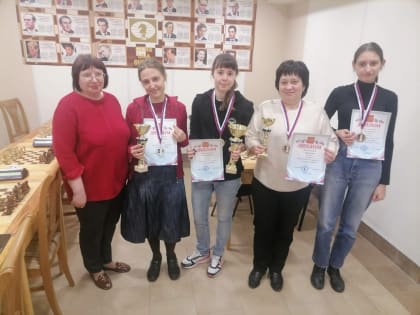 Маргарита Потапова — чемпионка ЮФО по блицу, Оксана Грицаева — третья