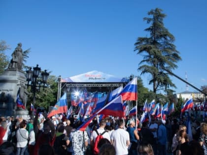 В Симферополе прошёл митинг-концерт в поддержку присоединения к России ДНР, ЛНР, Херсонской и Запорожской областей