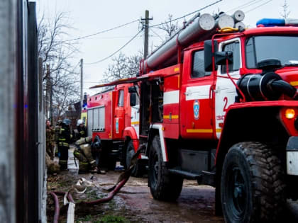 Спасатели полтора часа тушили деревянный дом в Севастополе