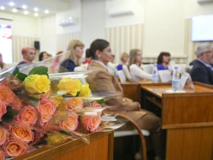 В Совете министров Республики Крым наградили победителей региональных конкурсов, проведенных в рамках Года педагога и наставника