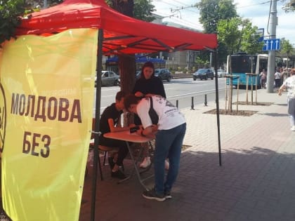 "На нас каждый день кидаются с кулаками провокаторы от PAS — никакой культуры": Волонтеры рассказали, как они собирают в Кишиневе подписи за отставку правящей власти