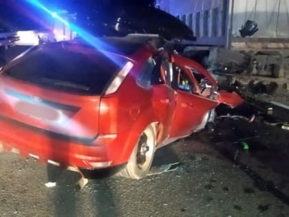 Лекговушка врезалась в стоявший на трассе под Феодосией грузовик